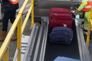 bagaglio Caricamento in corso su aereo foto