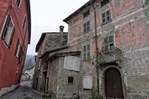 Garbagna italiano medievale villaggio foto