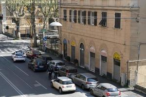 Genova, Italia - aprile 9 2020 - Locale polizia controllo durante coronavirus covid quarentine foto