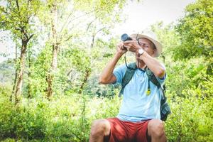 anziano asiatico uomini viaggio natura lui felicemente fotografato il animali selvatici. il concetto di un' anziano la pensione Comunità foto