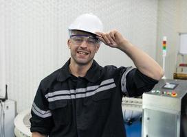 professionale pesante industria ingegneri indossare sicurezza uniforme e difficile cappelli Lavorando industria e ingegneria persone tecnologia concetto . foto