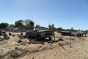 vecchio abbandonato auto nel discarica nel baja California sur Messico foto