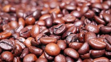 appena arrostito caffè fagioli vicino su foto