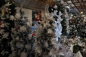 Natale albero decorazioni a strada mercato foto