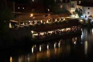 ristorante su fiume praga Visualizza paesaggio urbano a partire dal fiume a notte foto