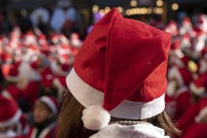 Genova, Italia - dicembre 22 2019 - tradizionale Santa Claus camminare foto