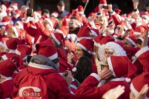 Genova, Italia - dicembre 22 2019 - tradizionale Santa Claus camminare foto