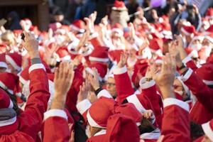 Genova, Italia - dicembre 22 2019 - tradizionale Santa Claus camminare foto