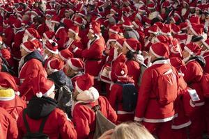 Genova, Italia - dicembre 22 2019 - tradizionale Santa Claus camminare foto