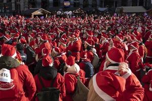 Genova, Italia - dicembre 22 2019 - tradizionale Santa Claus camminare foto