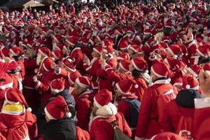 Genova, Italia - dicembre 22 2019 - tradizionale Santa Claus camminare foto