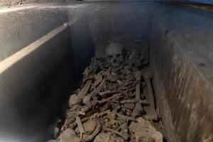 nobili tombe scheletro nel novo nuovo castello nel Napoli prigione foto