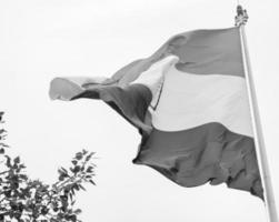 sventolando la bandiera indiana, bandiera dell'india, bandiera indiana che svolazza in alto a connaught place con orgoglio nel cielo blu, bandiera indiana, har ghar tiranga, sventolando la bandiera indiana foto