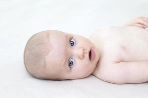 bambina carina sdraiata sul letto foto