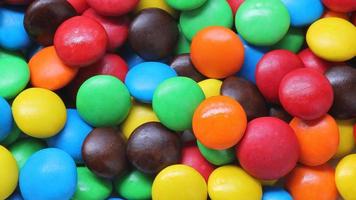 Close-up di colorate caramelle circolari foto