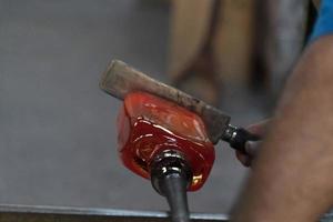 bicchiere maestro mentre Lavorando nel murano forno bicchiere fabbrica Venezia Italia foto