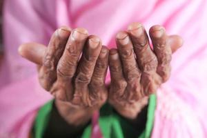 primo piano delle mani della donna maggiore che prega al ramadan foto
