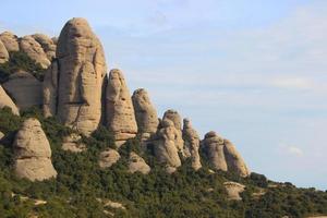 montserrat montagna, catalogna, Barcellona, Spagna. soleggiato giorno, blu cielo foto