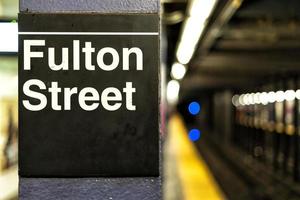 segno della stazione della metropolitana di fulton street a new york city foto