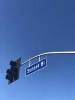 Sunset boulevard cartello stradale all'aperto su uno sfondo di cielo blu