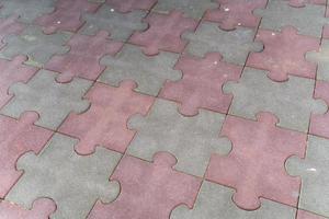pietre per lastricati a forma di puzzle grigio e rosa consumate
