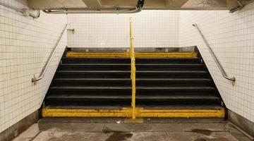 vecchie e sporche scale della metropolitana di New York City foto