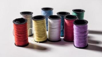 fili per cucire colorati