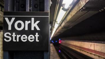 segno della stazione della metropolitana di york street