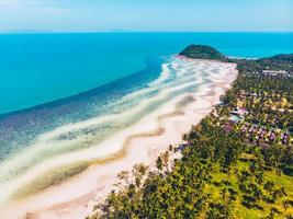 veduta aerea di una bellissima spiaggia tropicale foto