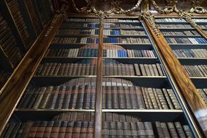 vecchio libri nel biblioteca foto