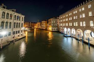 Venezia notte Visualizza paesaggio urbano a partire dal rialto foto