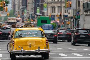 vecchio giallo Taxi appena sposato nel traffico nuovo York città foto