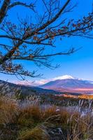 montagna fuji presso il lago yamanakako o yamanaka in giappone foto