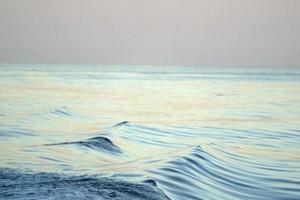 oceano mare onda velluto sfondo a tramonto foto