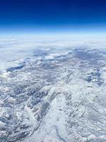 aereo Visualizza di innevato montagne e valli foto