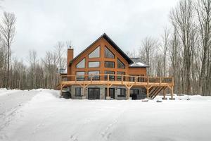 inverno cottage nel a distanza la zona Quebec, Canada, log Casa con sauna, terme, camere da letto, piscina, vivente camera, messanina, cucina e bagni foto