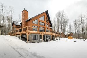 inverno cottage nel a distanza la zona Quebec, Canada, log Casa con sauna, terme, camere da letto, piscina, vivente camera, messanino, cucina e bagni foto