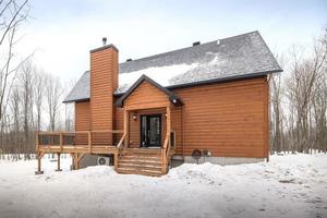 inverno cottage nel a distanza la zona Quebec, Canada, log Casa con sauna, terme, camere da letto, piscina, vivente camera, messanino, cucina e bagni foto