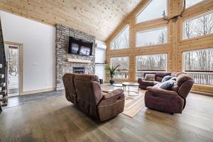 inverno cottage nel a distanza la zona Quebec, Canada, log Casa con sauna, terme, camere da letto, piscina, vivente camera, messanino, cucina e bagni foto