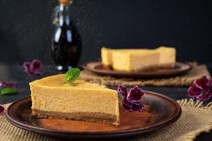 fatti in casa torta di formaggio con zucca. fetta di delizioso torta con zucca foto