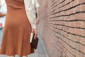 un' giovane donna Tenere un' Bibbia per leggere e studia per capire il insegnamenti di Dio a partire dal il Bibbia lei aveva portato con sua e ricercato per pregare per Dio con fede e fede a partire dal il Bibbia insegnamenti. foto