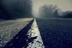 strada di montagna con nebbia foto