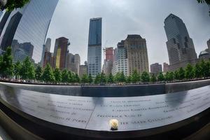 nuovo York - Stati Uniti d'America - 13 giugno 2015 persone vicino la libertà Torre e 9 11 foto