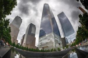 nuovo York - Stati Uniti d'America - 13 giugno 2015 persone vicino la libertà Torre e 9 11 foto