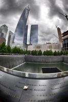 nuovo York - Stati Uniti d'America - 13 giugno 2015 persone vicino la libertà Torre e 9 11 foto