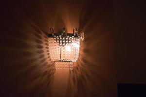 lampada da parete con fili di vetro sfaccettato foto