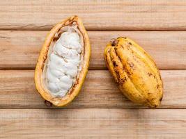 frutta di cacao su legno foto