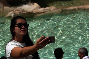 Roma, Italia - giugno 10 2018 - trevi Fontana affollato di turisti foto