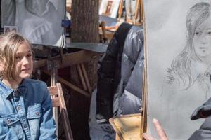 Parigi, Francia - Maggio 1 2016 - artista e turista nel montmartre foto