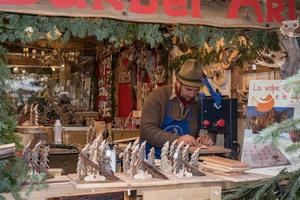 trento, Italia - dicembre 1, 2015 - persone a tradizionale natale mercato foto